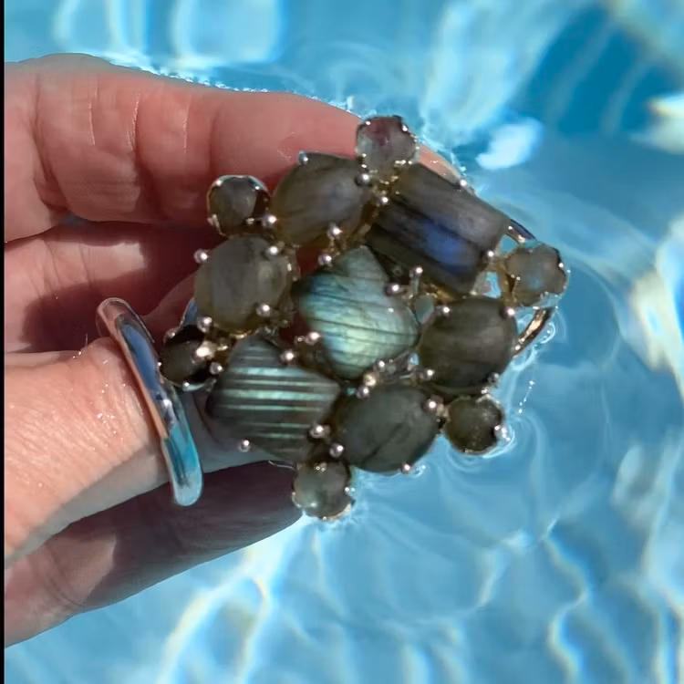 Stor silverring med mattslipad labradorit i olika toner av blått och turkost. Big silver ring with mat polished labradorite in various tones of blue and turquoise