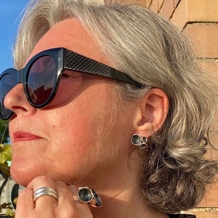 Silverörhängen med 3 oxiderade kupor och stor matchande silverring. Silver earrings with three oxidised cups and a big matching silver ring