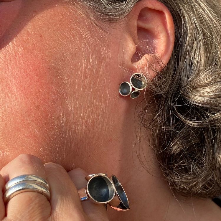 Silverörhängen med 3 oxiderade kupor och stor matchande silverring. Silver earrings with three oxidised cups and a big matching silver ring