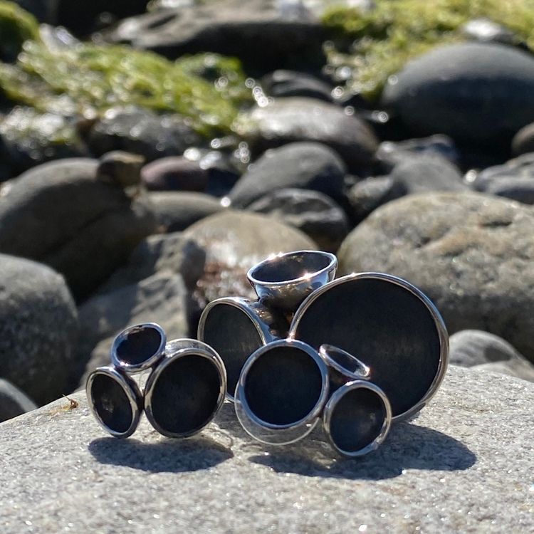 Silverörhängen med 3 oxiderade kupor och stor matchande silverring. Silver earrings with three oxidised cups and a big matching silver ring