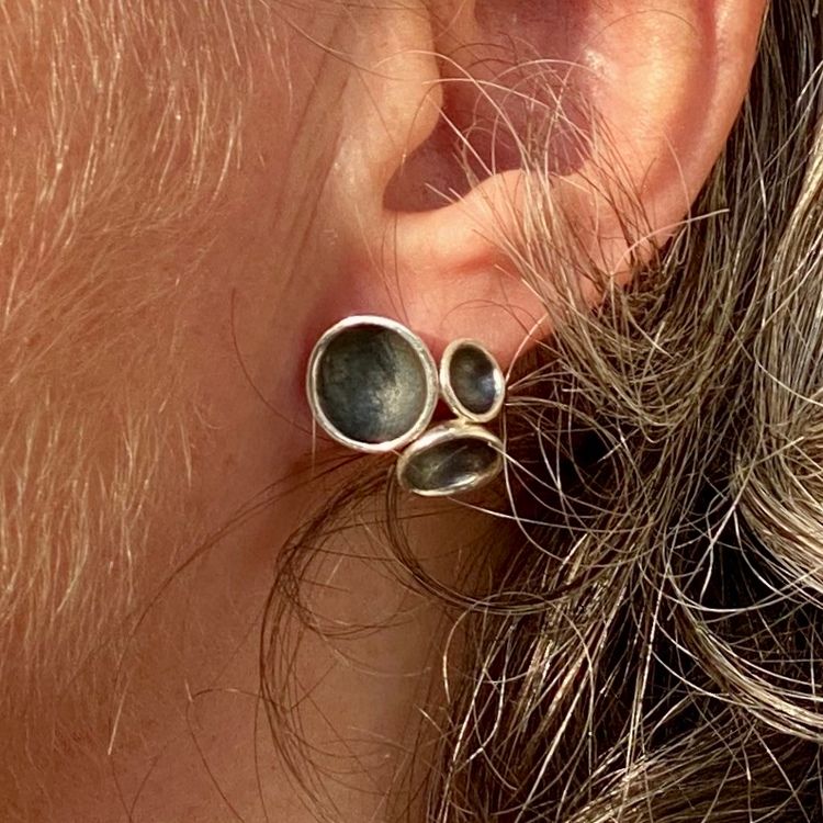 Silverörhängen med 3 oxiderade kupor. Silver earrings with three oxidised cups
