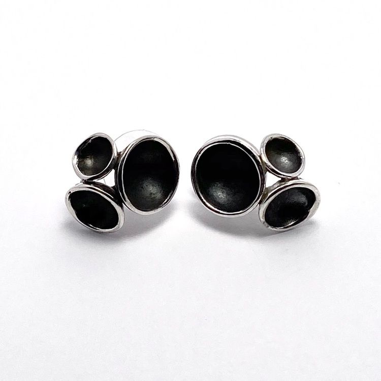 Silverörhängen med 3 oxiderade kupor. Silver earrings with three oxidised cups