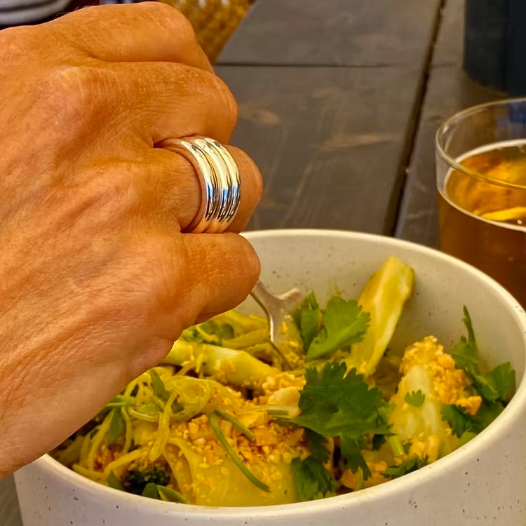 Tre tunna silverringar tillsammans. Three thin silver rings together