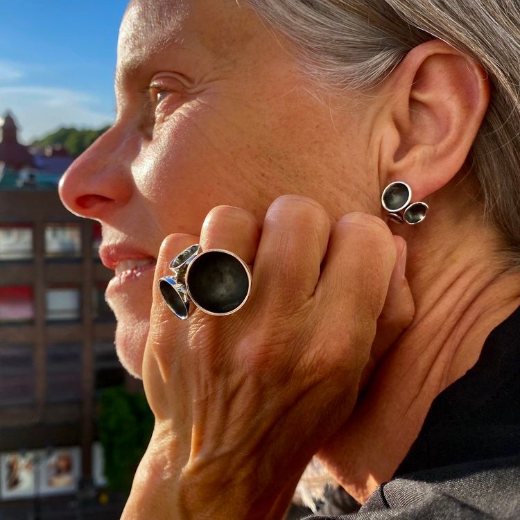 Silverörhängen med 3 oxiderade kupor och stor matchande silverring. Silver earrings with three oxidised cups and a big matching silver ring