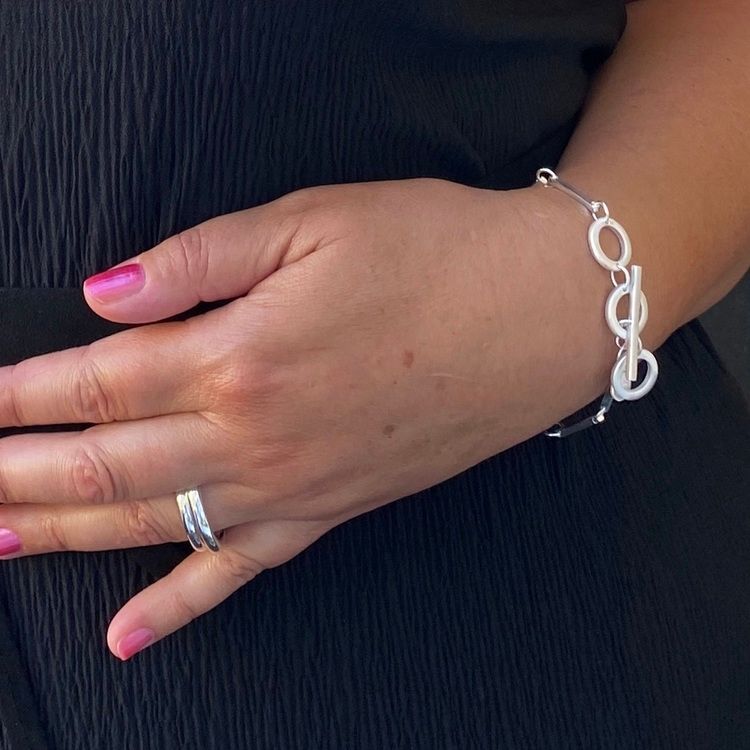 Silverarmband med vackra silverstavar och cirklar. Silver bracelet with beautiful silver sticks and circles.