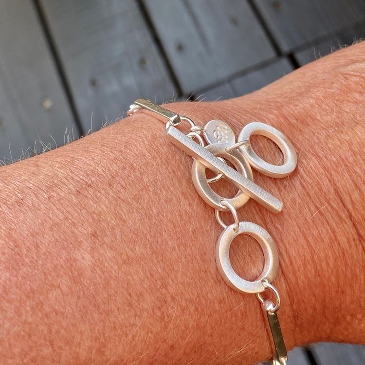 Silverarmband med vackra silverstavar och cirklar. Silver bracelet with beautiful silver sticks and circles.