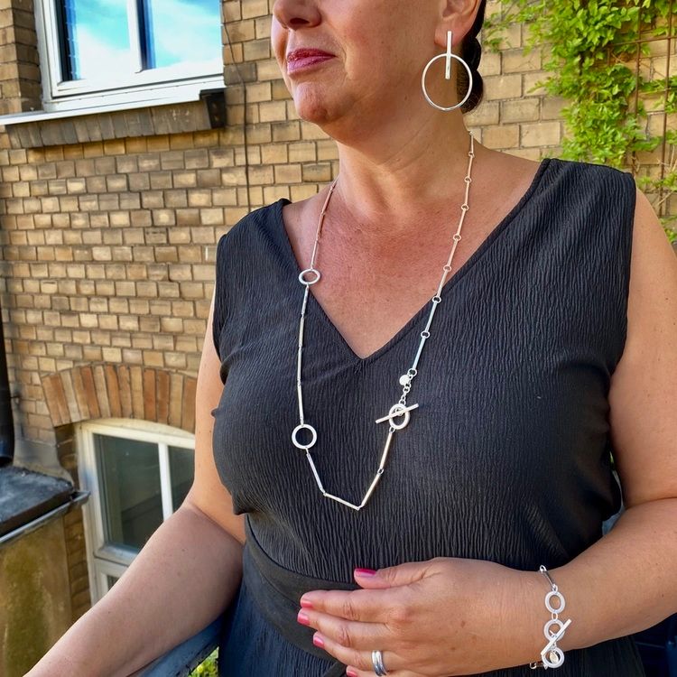 Silverarmband och silverhalsband med vackra silverstavar och cirklar. Silver bracelet and silver necklace with beautiful silver sticks and circles.