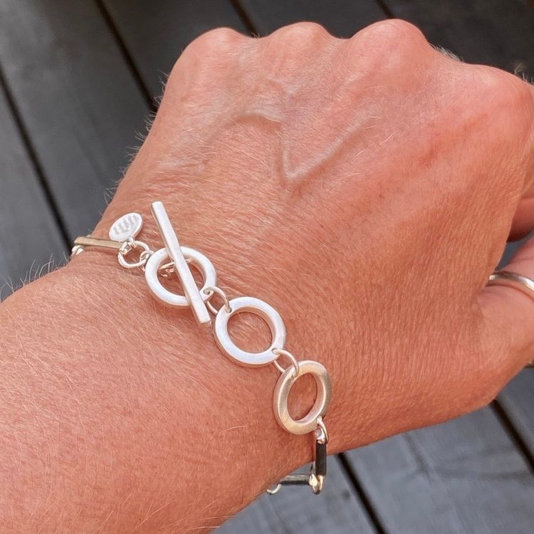 Silverarmband med vackra silverstavar och cirklar. Silver bracelet with beautiful silver sticks and circles.