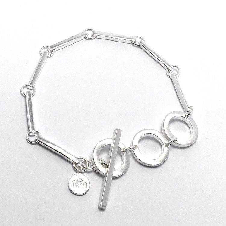 Silverarmband med vackra silverstavar och cirklar. Silver bracelet with beautiful silver sticks and circles.