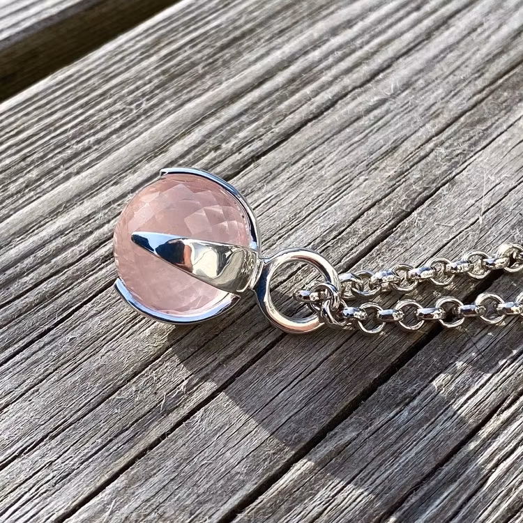 Silverhänge med rosenkvarts. Silver pendant with rose quartz