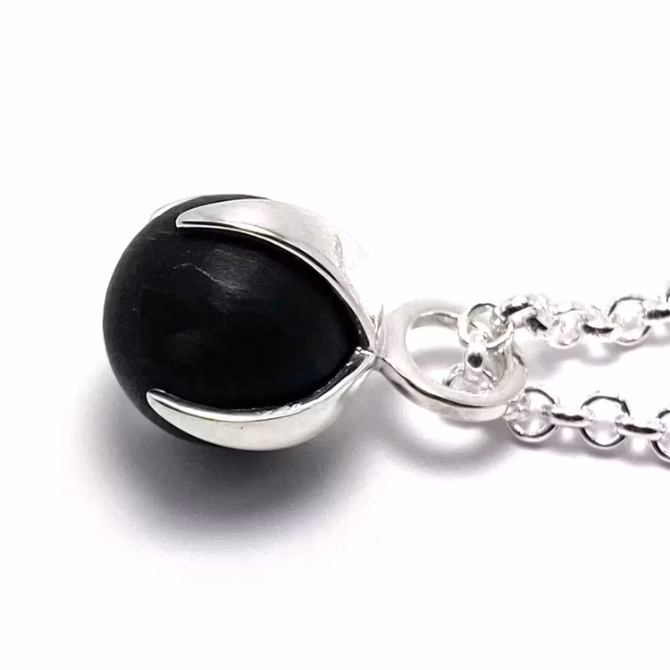 Silver-hänge med svart matt onyx. Silver pendant with black mat onyx