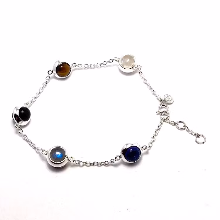 Silverarmband med fem olika stenar; regnbågs-månsten, onyx, grå månsten, labradorit och tigeröga. Silver bracelet with five various stones