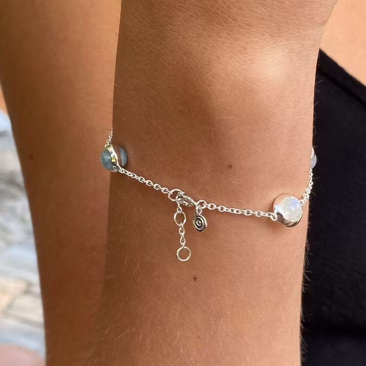 Silverarmband med vackra naturliga ädelstenar; rosenkvarts, kalcedon, regnbågs-månsten, akvamarin och grå månsten.