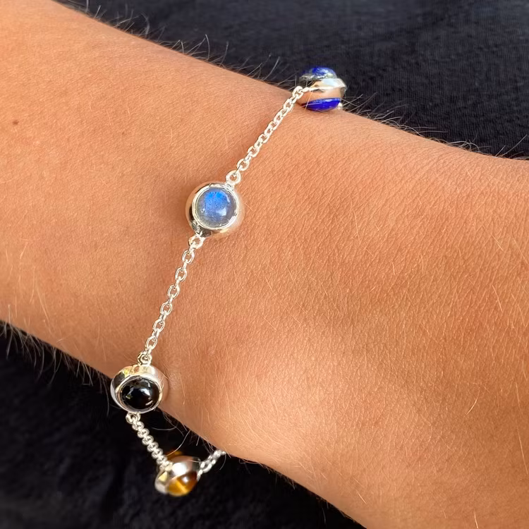 Silverarmband med olika vackra ädelstenar; regnbågs-månsten, onyx, grå månsten, labradorit och tigeröga.