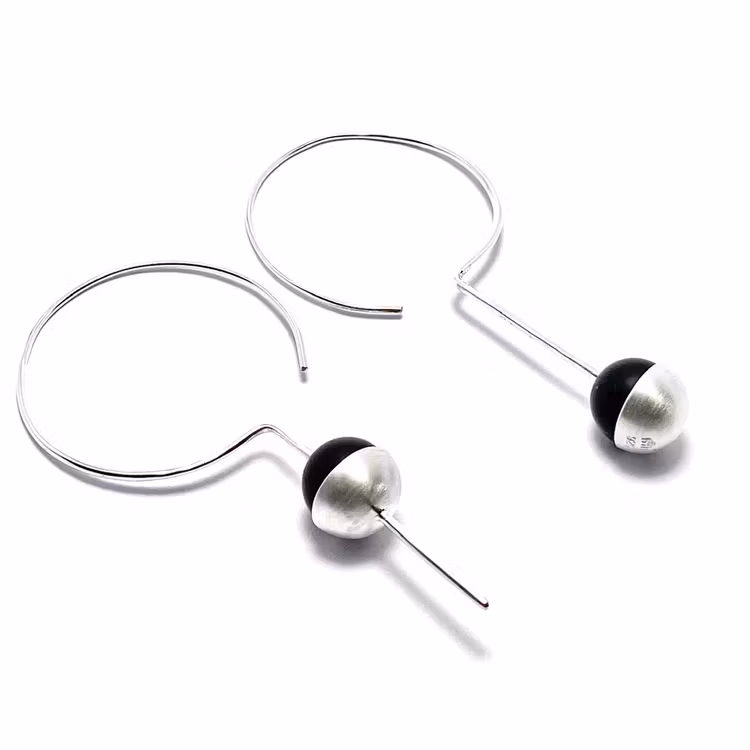 Stora silverörhängen med svart onyxkula. Big silver earrings with black onyx