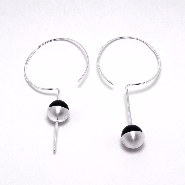Stora silverörhängen med svart onyxkula. Big silver earrings with black onyx