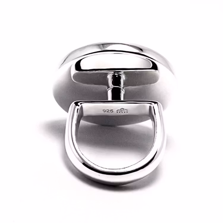 Stor silverring med svart mattslipad onyx. Big silverring with black mat polished onyx.
