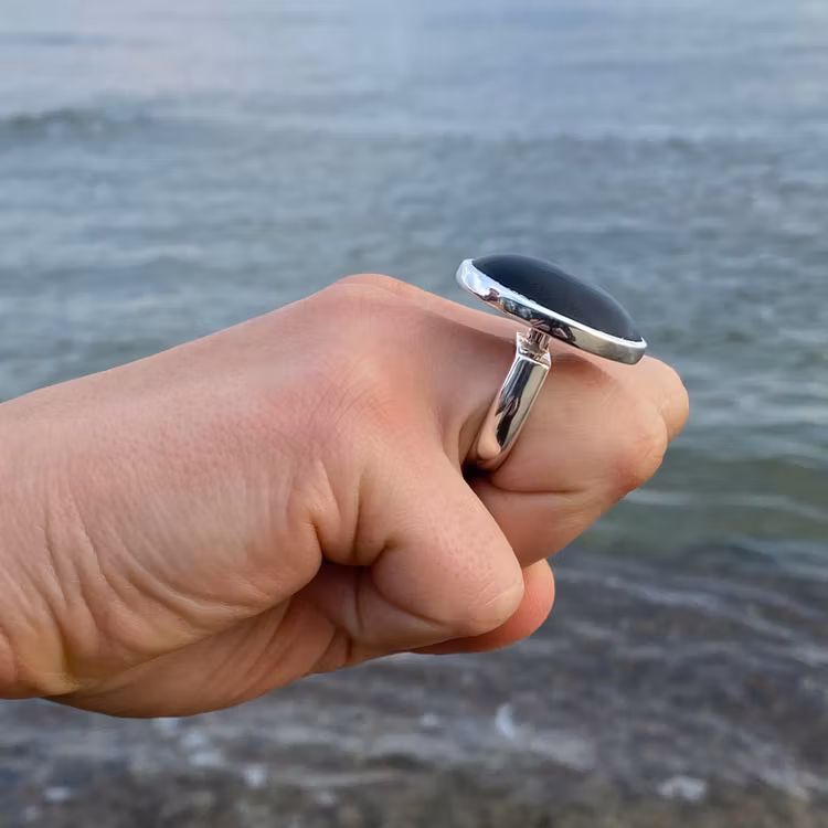 Stor silverring med svart mattslipad onyx. Big silverring with black mat polished onyx.