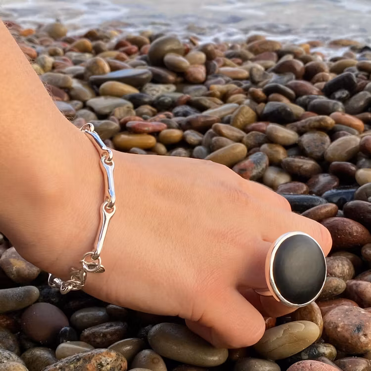 Stor silverring med svart mattslipad onyx och ett silverarmband. Big silverring with black mat polished onyx and a silver bracelet.