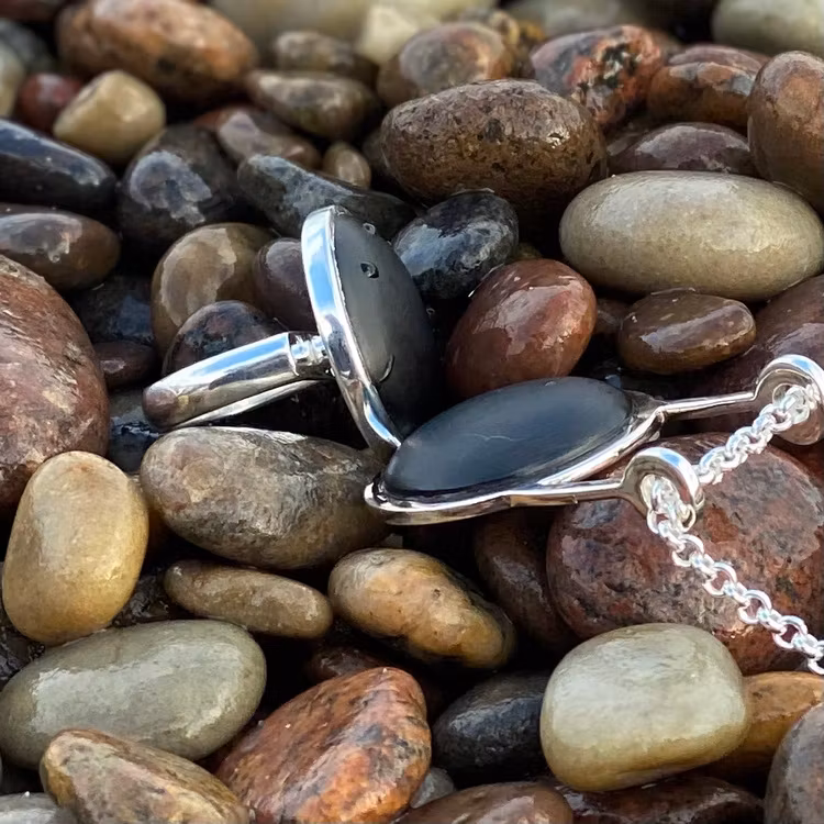 Stor silverring med svart mattslipad onyx och matchande silverhänge. Big silverring with black mat polished onyx and a matching silver pendant.