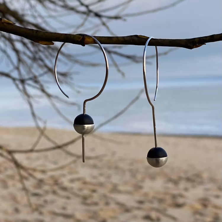 Stora silverörhängen med svart onyxkula. Big silver earrings with black onyx