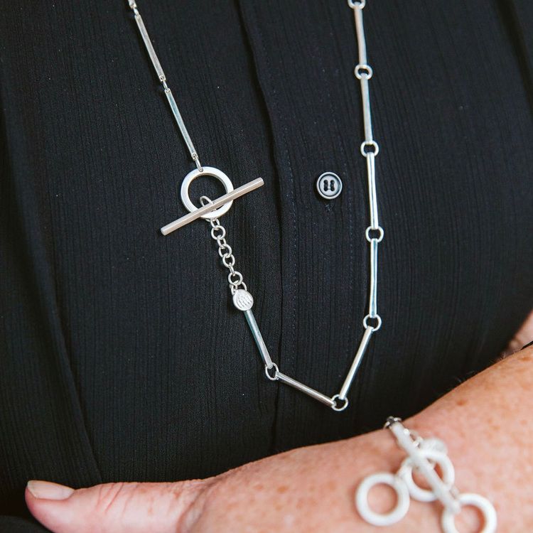 Silverarmband och silverhalsband med vackra silverstavar och cirklar. Silver bracelet and silver necklace with beautiful silver sticks and circles.