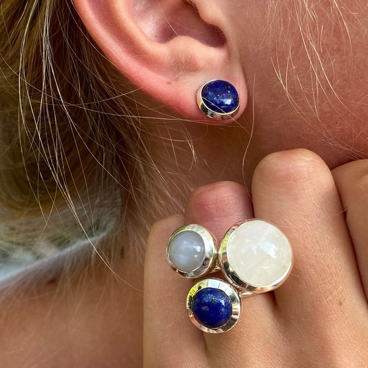 Silverörhängen med lapis lazuli och matchande ringar. Silver earrings with lapis lazuli with matching silver rings.