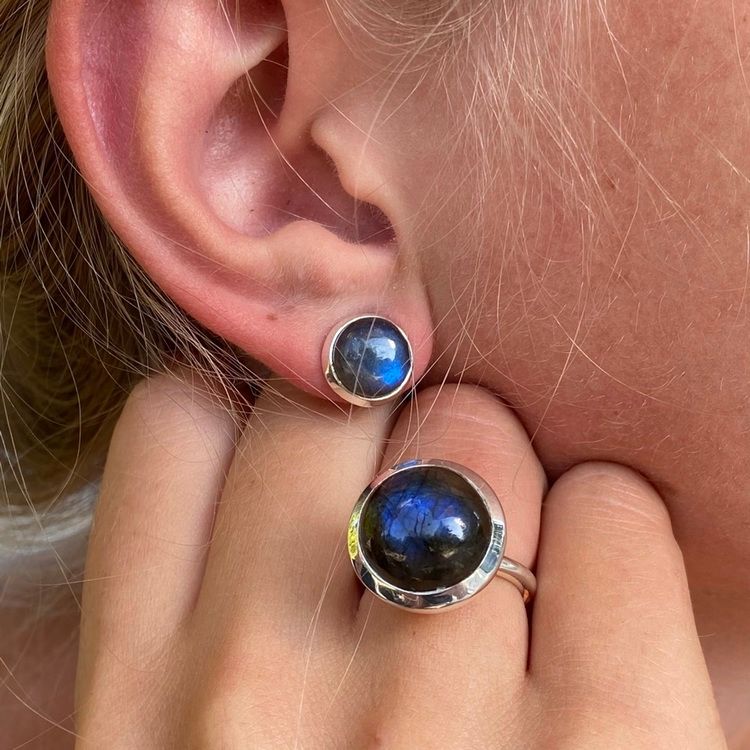 Silverörhängen med labradorit och matchande silverring. Silver earrings with labradorite and matching silver ring.