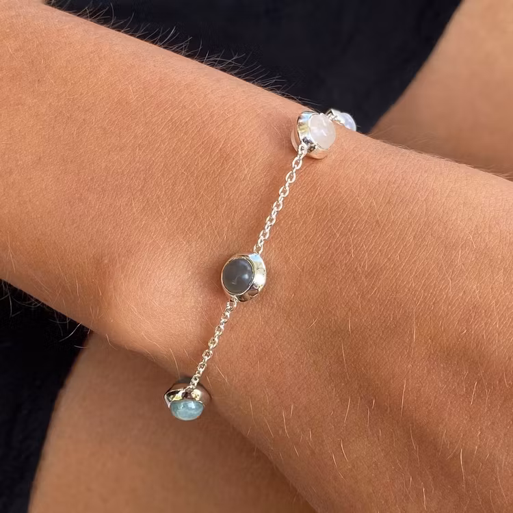 Silverarmband med naturliga stenar. Silver bracelet with natural stones.