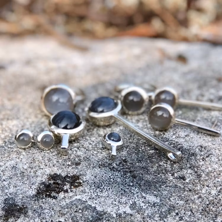 Silversmycken med grå månsten. Silver jewellery with grey moonstone.