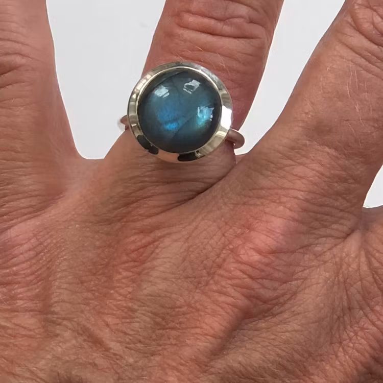 Silverringar med labradorit. Silver ring with labradorite.