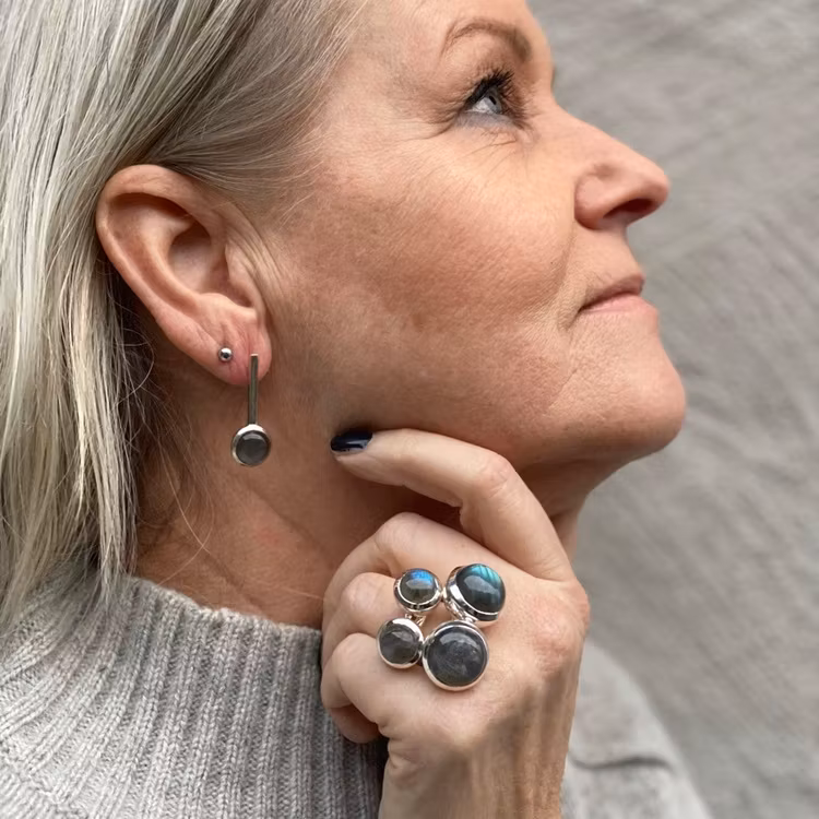 Silverringar med labradorit. Silver ring with labradorite.