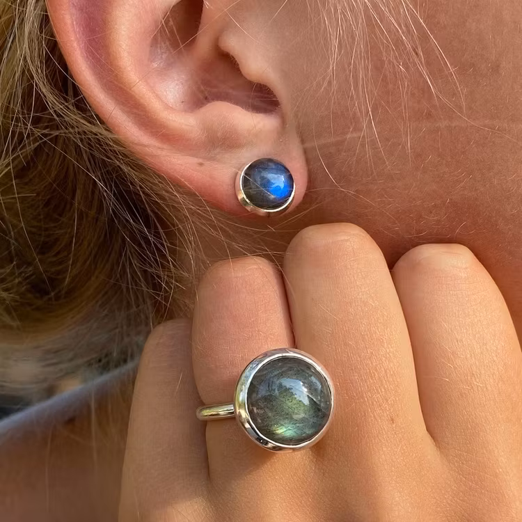 Silverring med labradorit och matchande örhänge. Silver ring with labradorite with matching earring.
