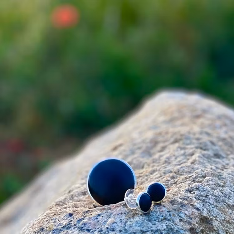Silverörhängen med svart onyx och matchande silverring. Silver jewellery with black onyx.