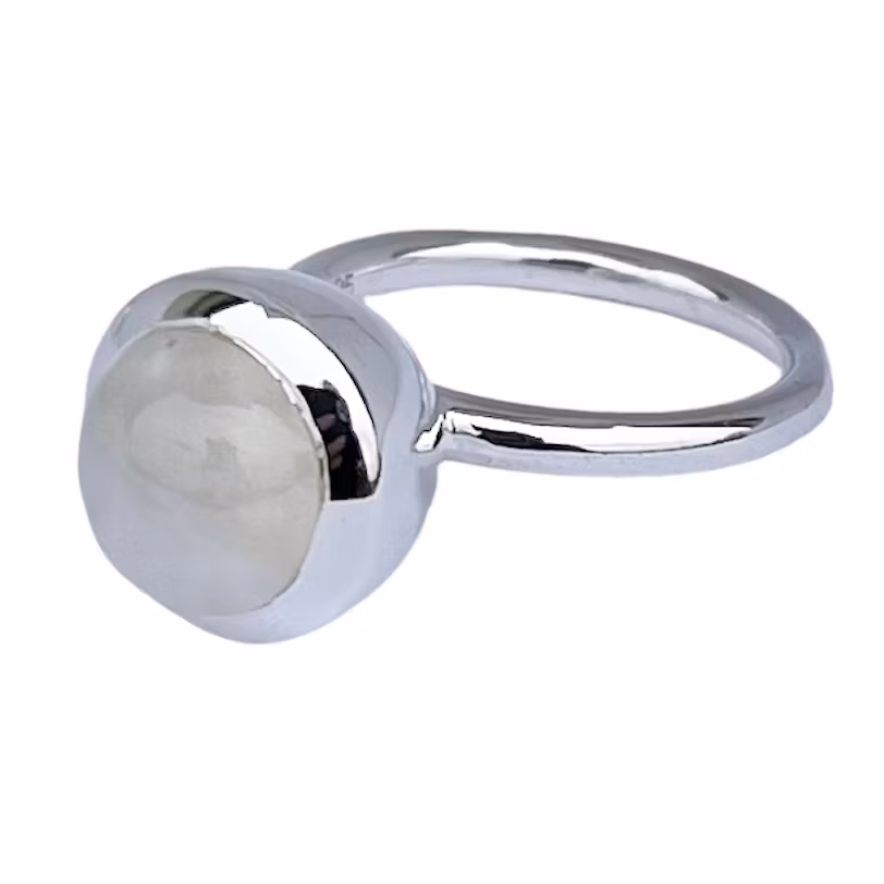 Silverring med regnbågsmånsten. Silverring med rainbow moonstone.