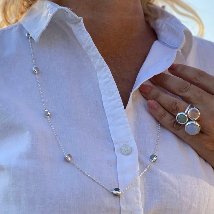 Lång silverkedja med matchande ringar. Long silver chain with matching silver rings.
