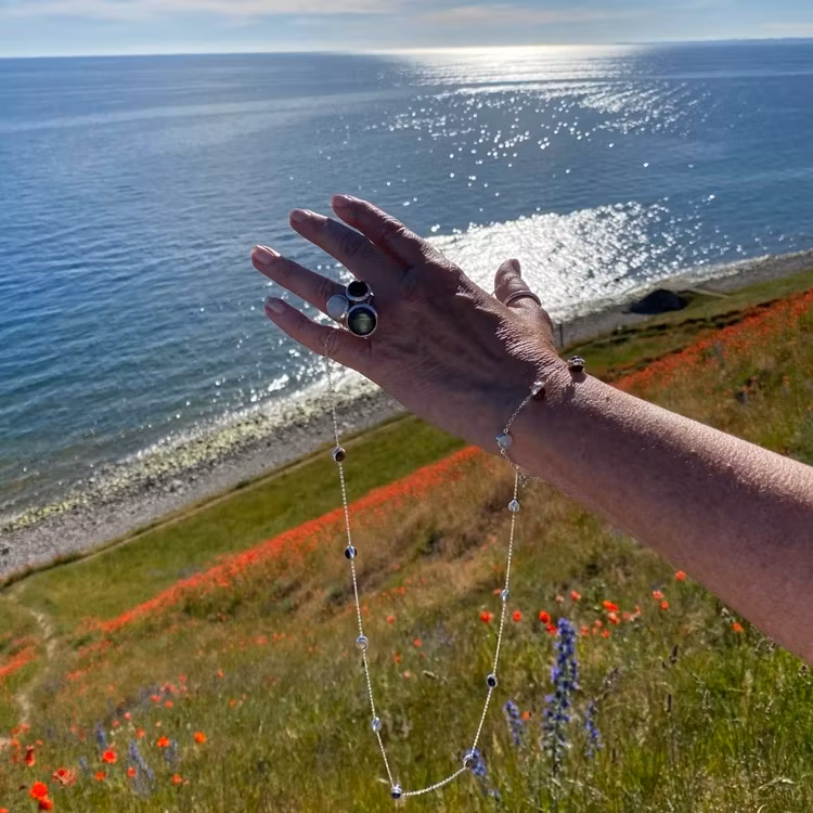 Lång halskedja med matchande silverarmband och silverringar. Long silver chain with matching bracelet and silver rings.