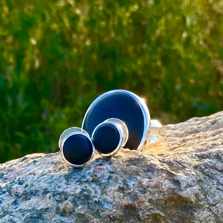 Silverörhängen med svart onyx och matchande silverring. Silver jewellery with black onyx.