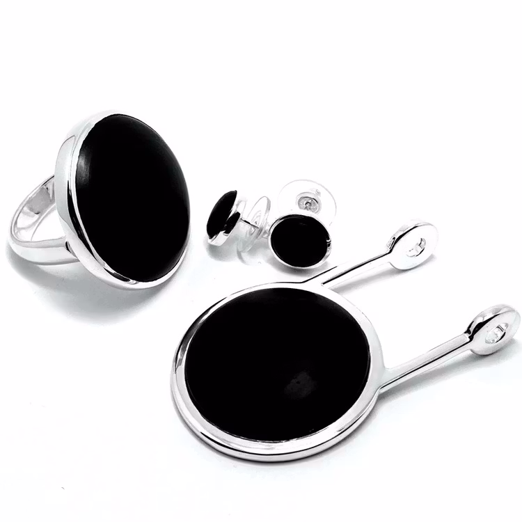 Silversmycken med svart onyx. Silver jewellery with black onyx.