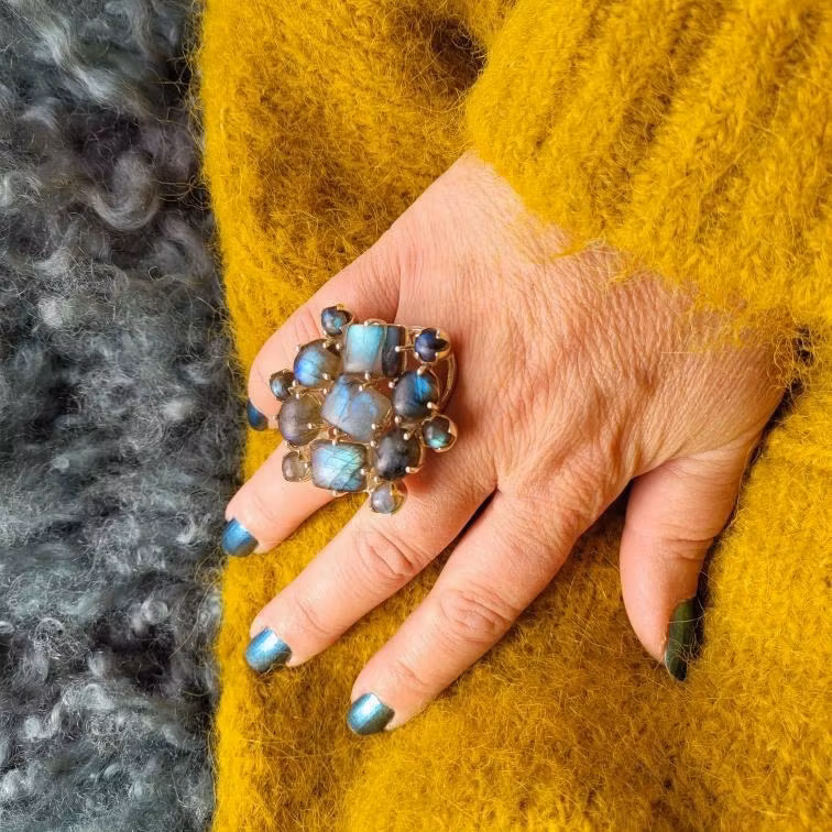 Stor silverring med mattslipad labradorit i olika toner av blått och turkost. Big silver ring with mat polished labradorite in various tones of blue and turquoise
