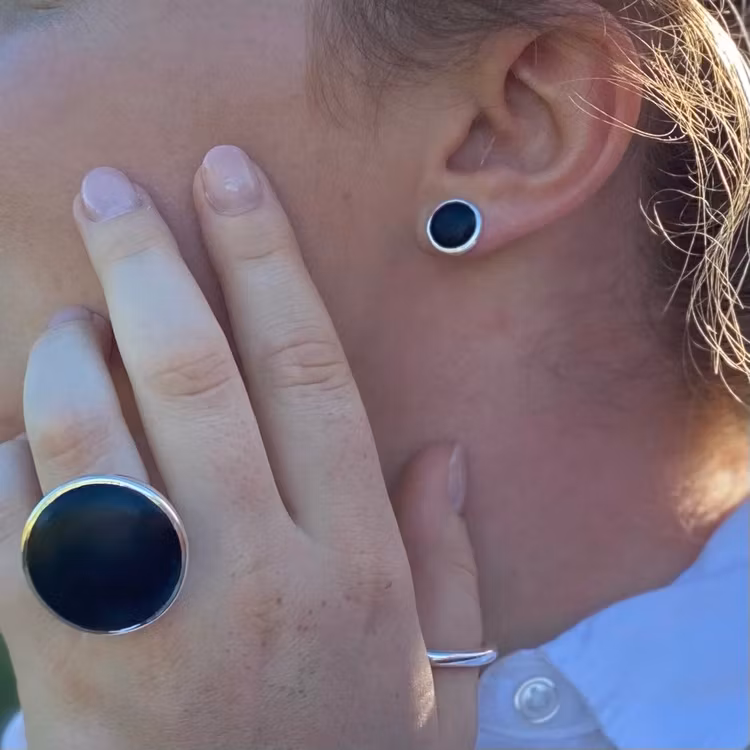 Silverörhängen med svart onyx och matchande silverring. Silver jewellery with black onyx.