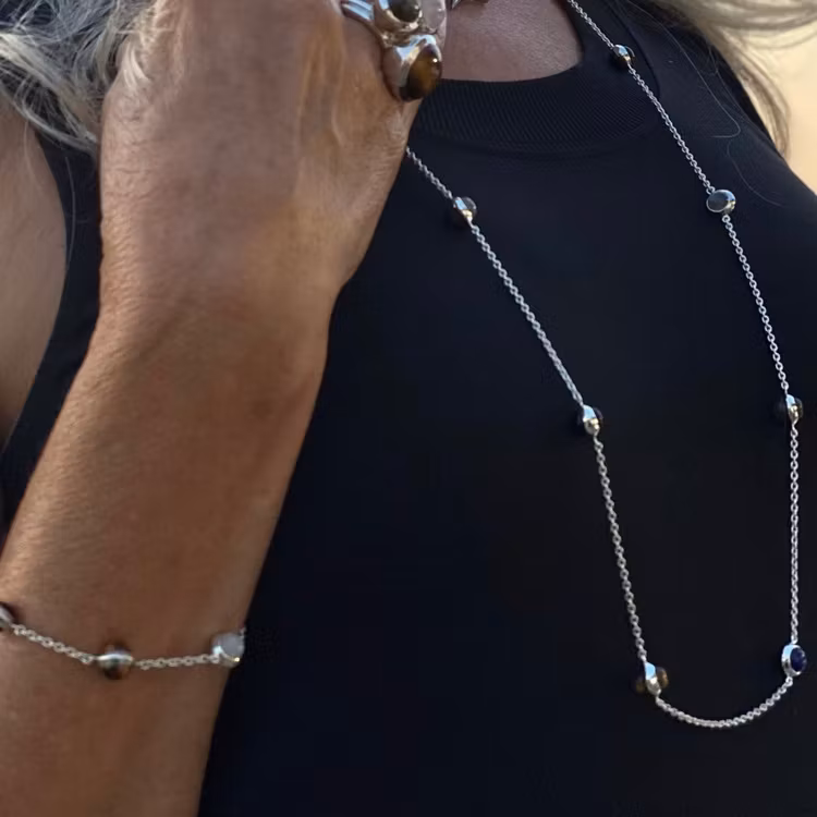 Lång halskedja med matchande silverarmband. Long silver chain with matching bracelet.