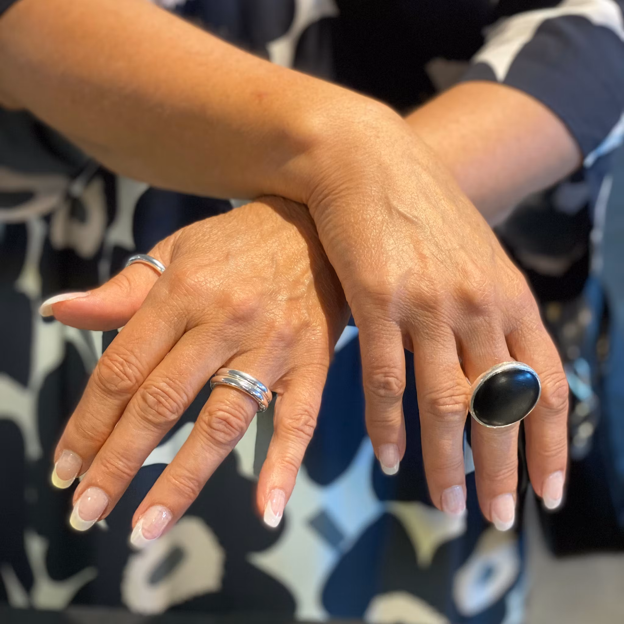 Stor silverring med svart mattslipad onyx. Big silverring with black mat polished onyx.