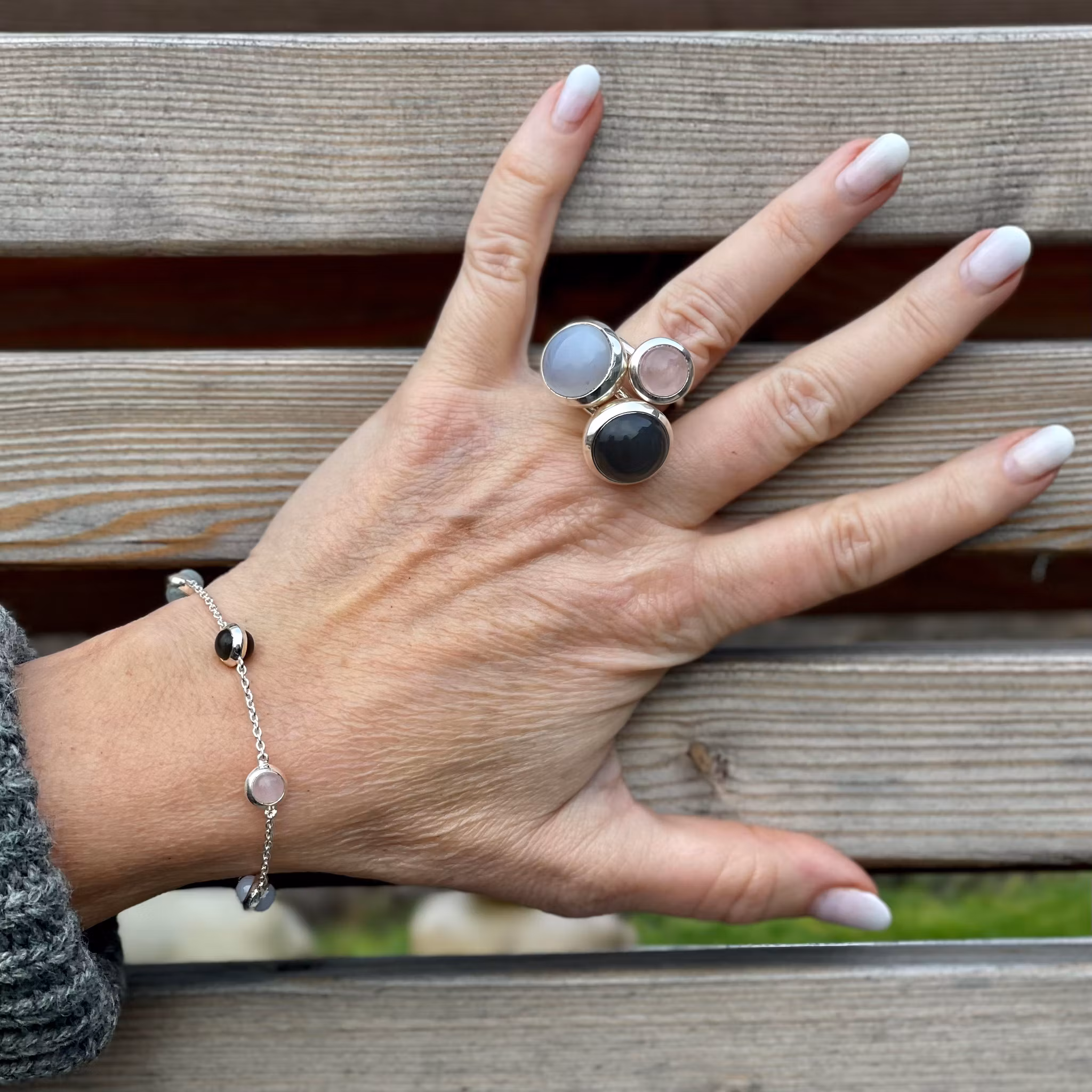 Silverarmband med naturliga stenar och matchande silverringar. Silver bracelet with natural stones and matching silver rings.