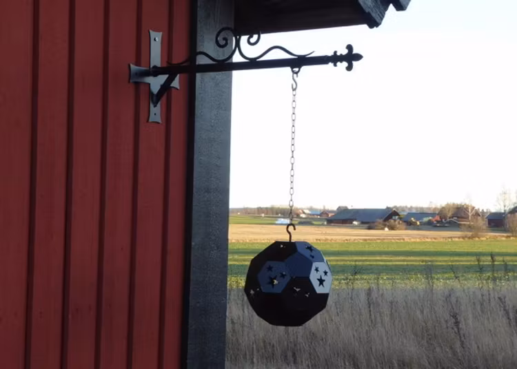 Väggfäste för upphängning av marschallykta