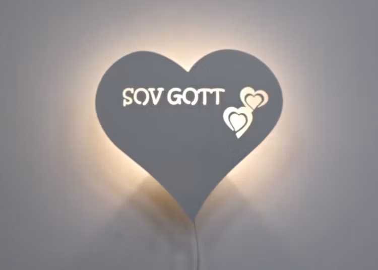 Hjärtformad vägglampa med texten SOV GOTT