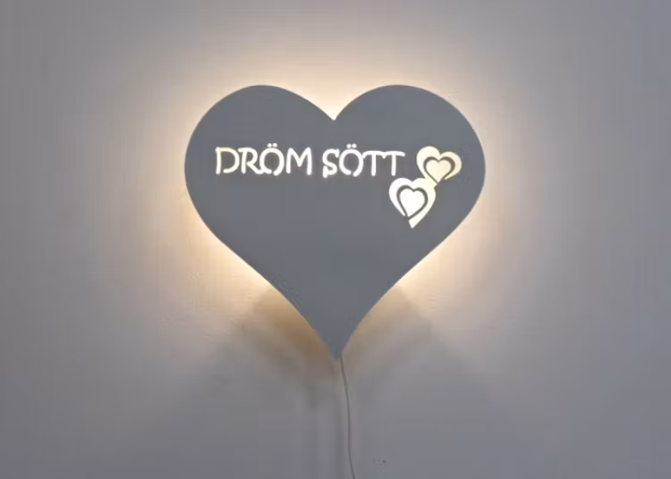Vägglampa i form av ett hjärta med texten DRÖM SÖTT