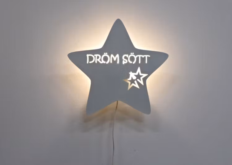 Stjärnformad vägglampa med texten DRÖM SÖTT