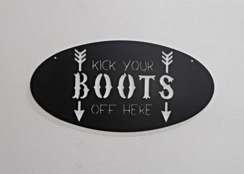 Skylt, "kick your BOOTS off here"