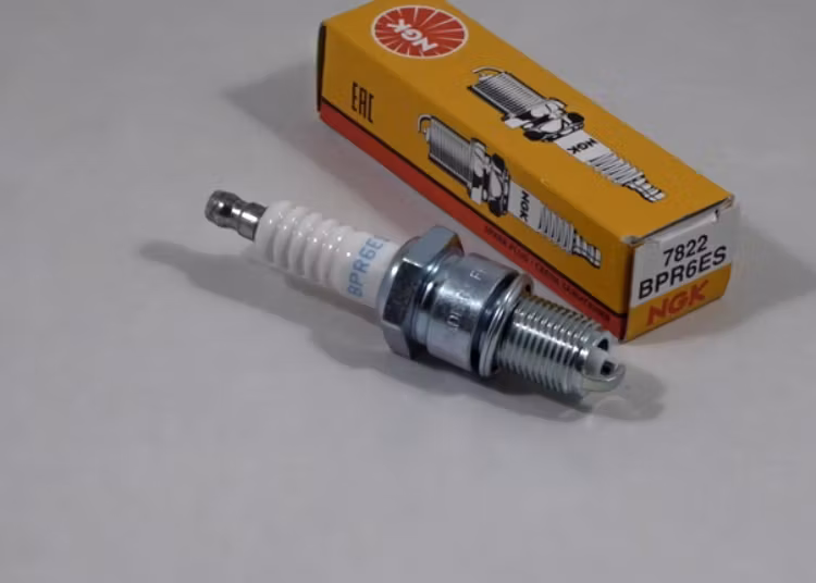 Tändstift NGK - BPR6ES, med förpackning.